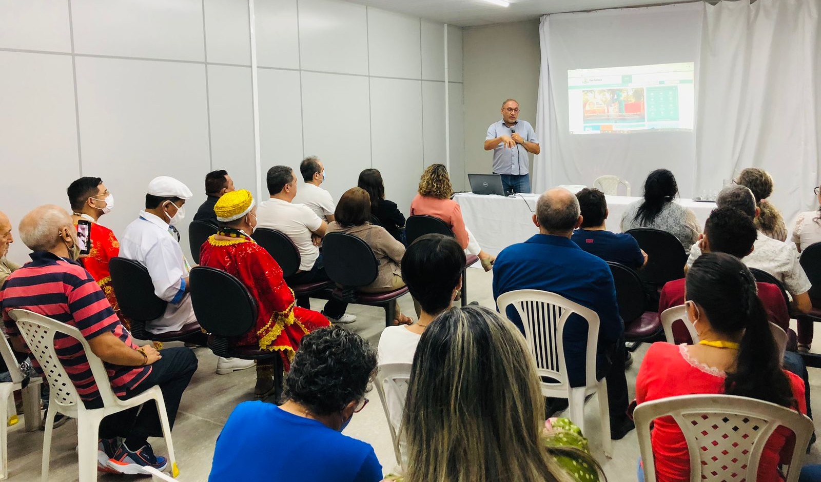 grupo de pessoas numa sala de reunião